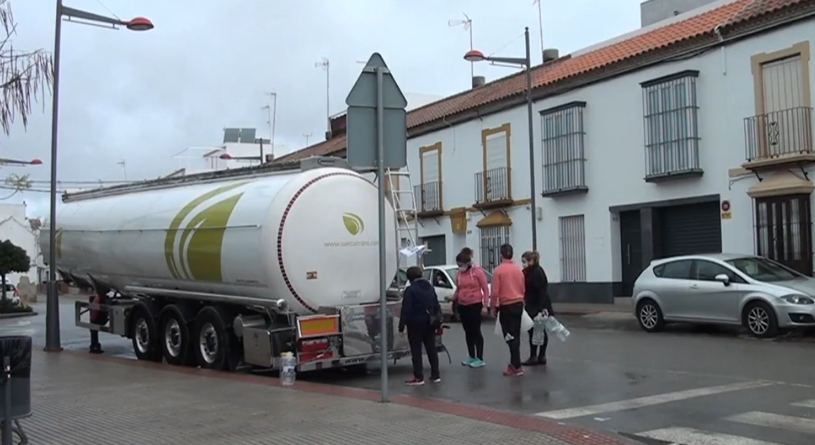 Llegada camión cisterna a Arahal con agua potable 2020