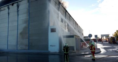 Un incendio en una nave industrial de Arahal provoca importantes daños materiales