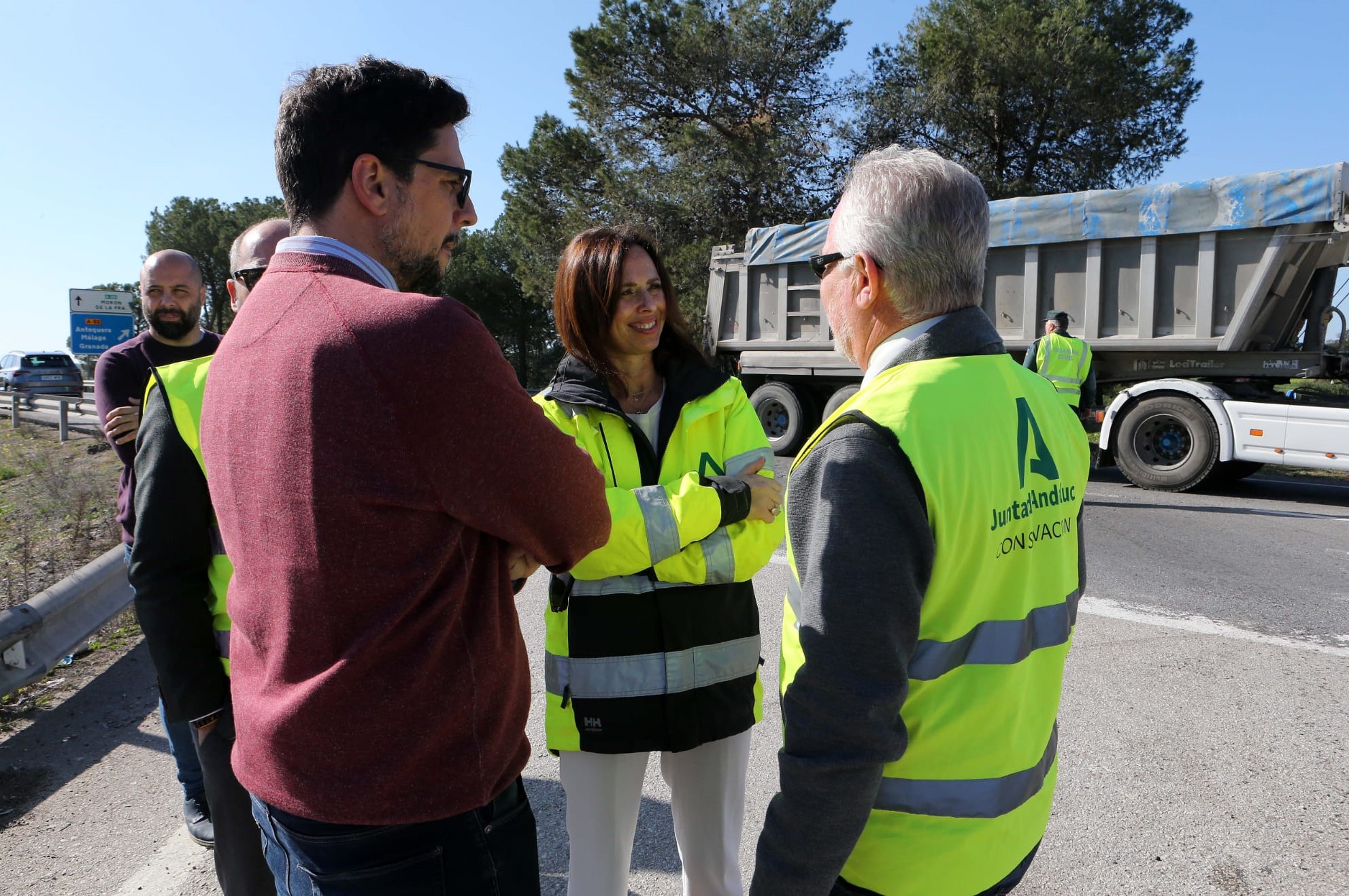 La consejera de Fomento, Rocío Díaz, junto al alcalde de Paradas. 
Foto: Junta de Andalucía
