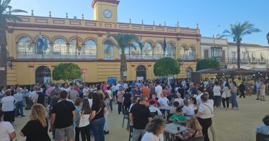 Vecinos de Arahal se concentran en La Corredera para apoyar a Ana Barrios