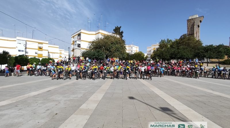 Unos 150 cicloturistas disfrutan de la bicicleta por Arahal