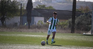 Juan Antonio Miñón firma su primer contrato profesional como futbolista