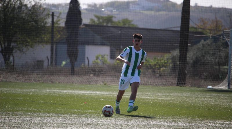 Juan Antonio Miñón firma su primer contrato profesional como futbolista