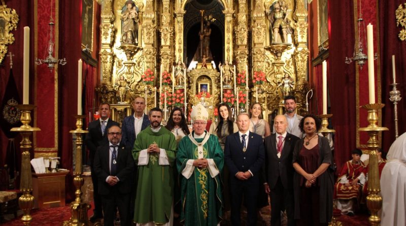 El Cristo de la Misericordia recibe el bastón de la ciudad como Patrón de la Corporación Municipal