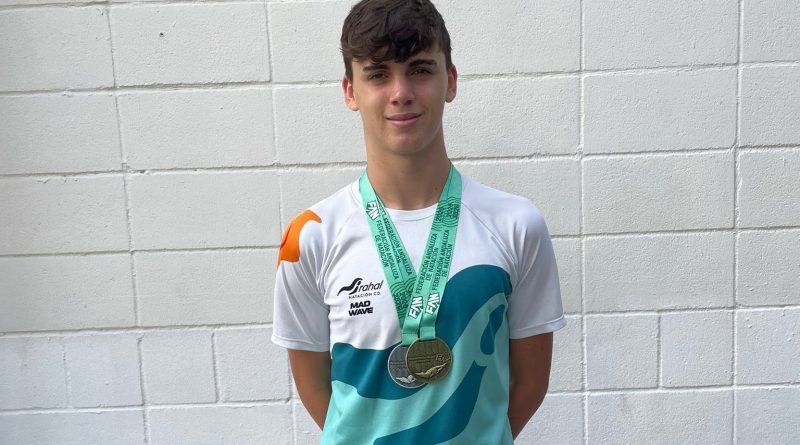 Póker de medallas para el nadador del Natación Arahal Fernando González